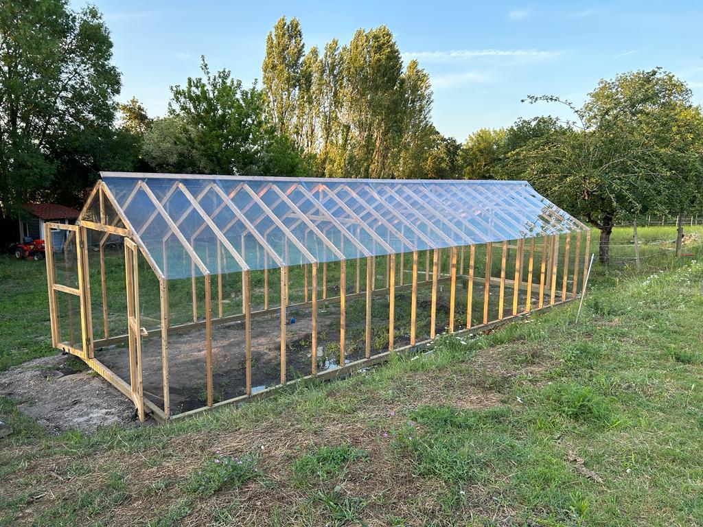 serre en bois ancrée au sol avec vis de fondation